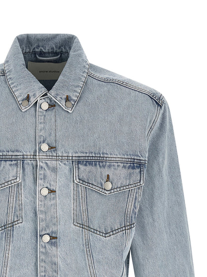 This Trucker Jacket by Entire Studios for men in denim cotton light-blue exhibits a edgy silhouette, meticulously detailed with functional insulated and a edgy shirt-collar neckline for a edgy finish.