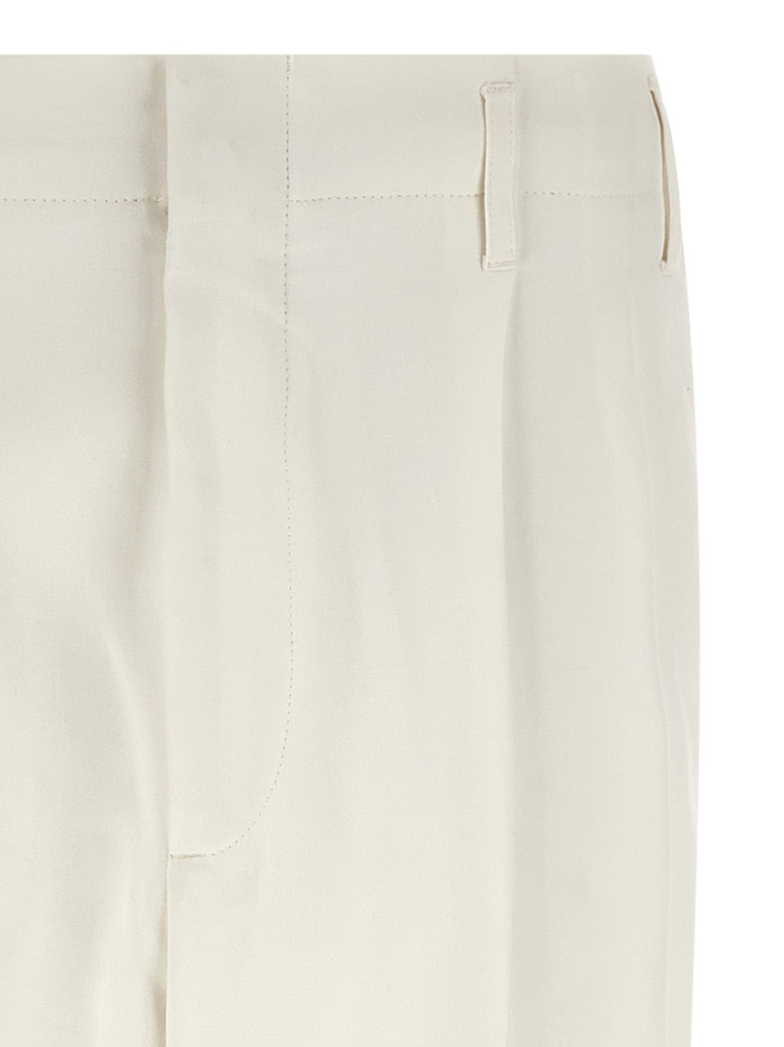 Trousers by Brunello Cucinelli for men in cotton white presents a perennial silhouette, meticulously tailored with a tapered-leg cut, long finish, and an elegant high rise.