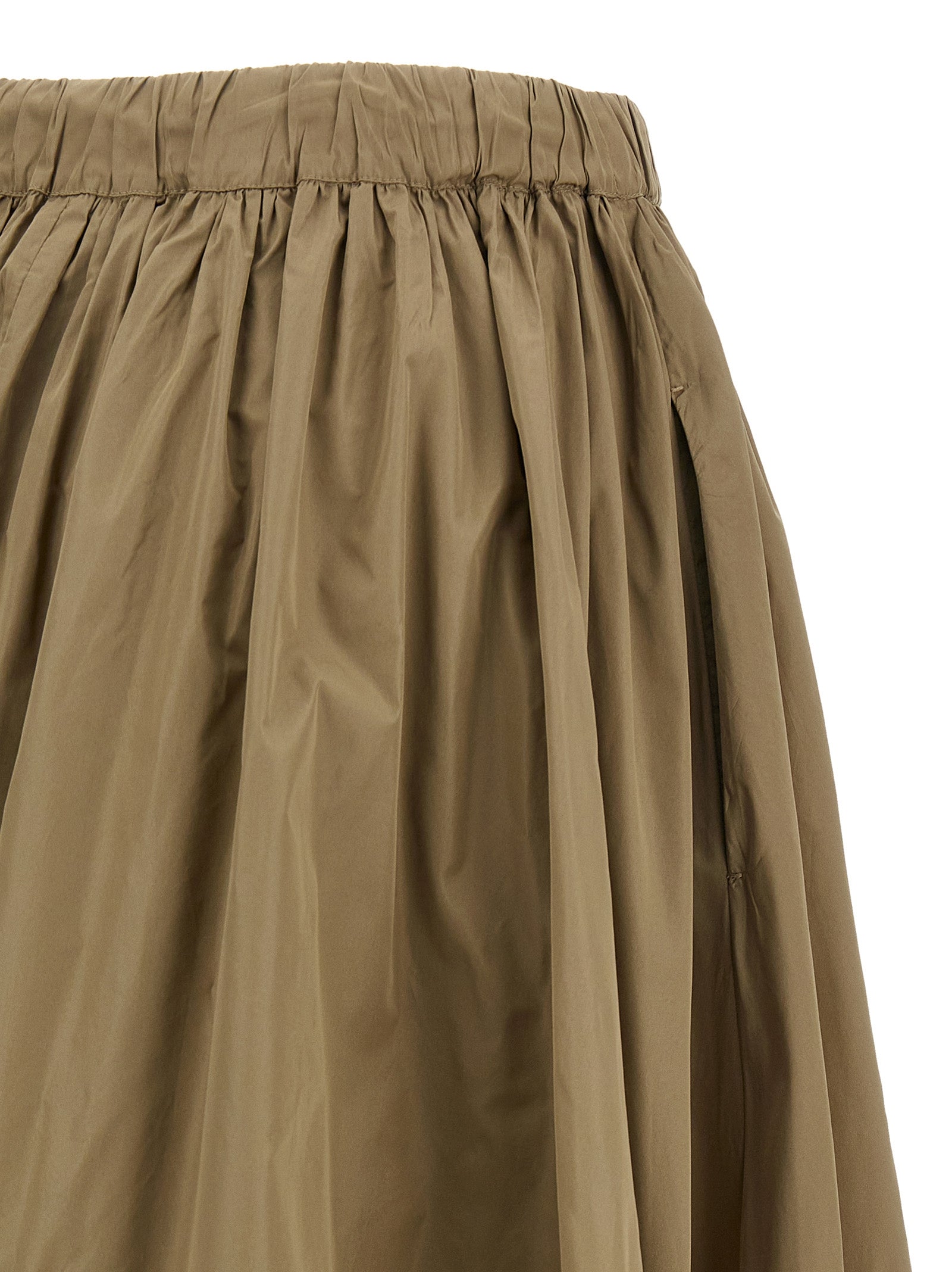 Skirt by Max Mara for women in polyester & silk bicolour & green showcases a sultry silhouette, elegantly defined by its midi and the sophisticated sultry design of the Essence Grace Women's Flared Polyester & Silk Midi Skirt.