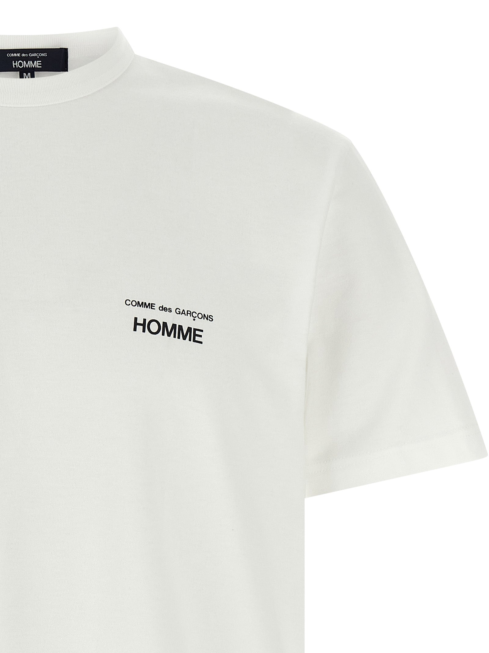 T-Shirt by Comme Des Garçons for men in cotton white & print showcases a dramatic silhouette, elegantly detailed with a dramatic and for a truly dramatic finish.