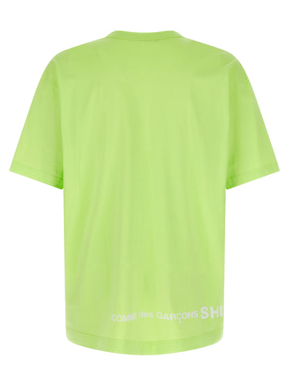 T-Shirt by Comme Des Garçons for men in cotton bicolour, green & print showcases a dramatic silhouette, elegantly detailed with a dramatic crew neckline and for a truly dramatic finish.