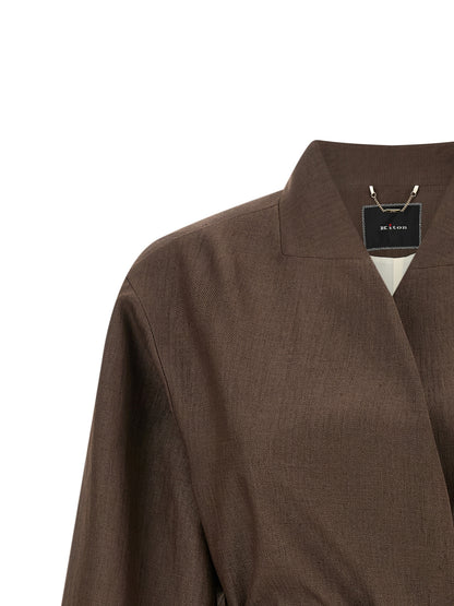 This Blazer by Kiton for women in linen & polyamide brown presents a tailored silhouette, meticulously tailored with a tailored shawl-collar neckline and distinctive for a tailored finish.
