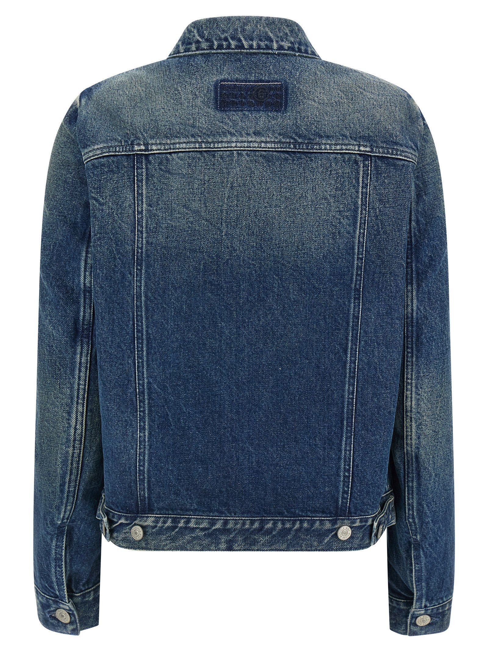 This Trucker Jacket by MM6 Maison Margiela for women in denim cotton blue, white & signature exhibits a edgy silhouette, meticulously detailed with functional pockets and a edgy shirt-collar neckline for a edgy finish.