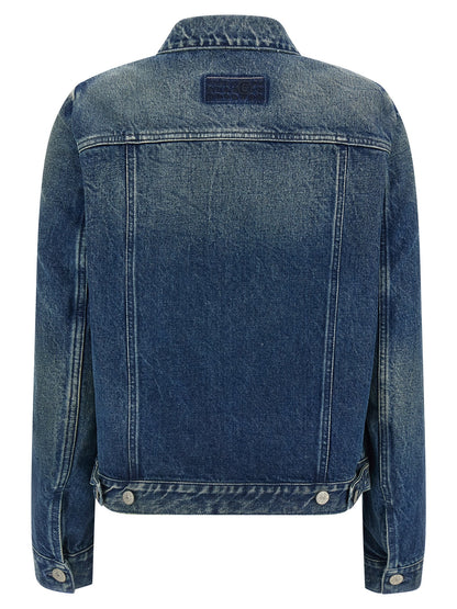 This Trucker Jacket by MM6 Maison Margiela for women in denim cotton blue, white & signature exhibits a edgy silhouette, meticulously detailed with functional pockets and a edgy shirt-collar neckline for a edgy finish.