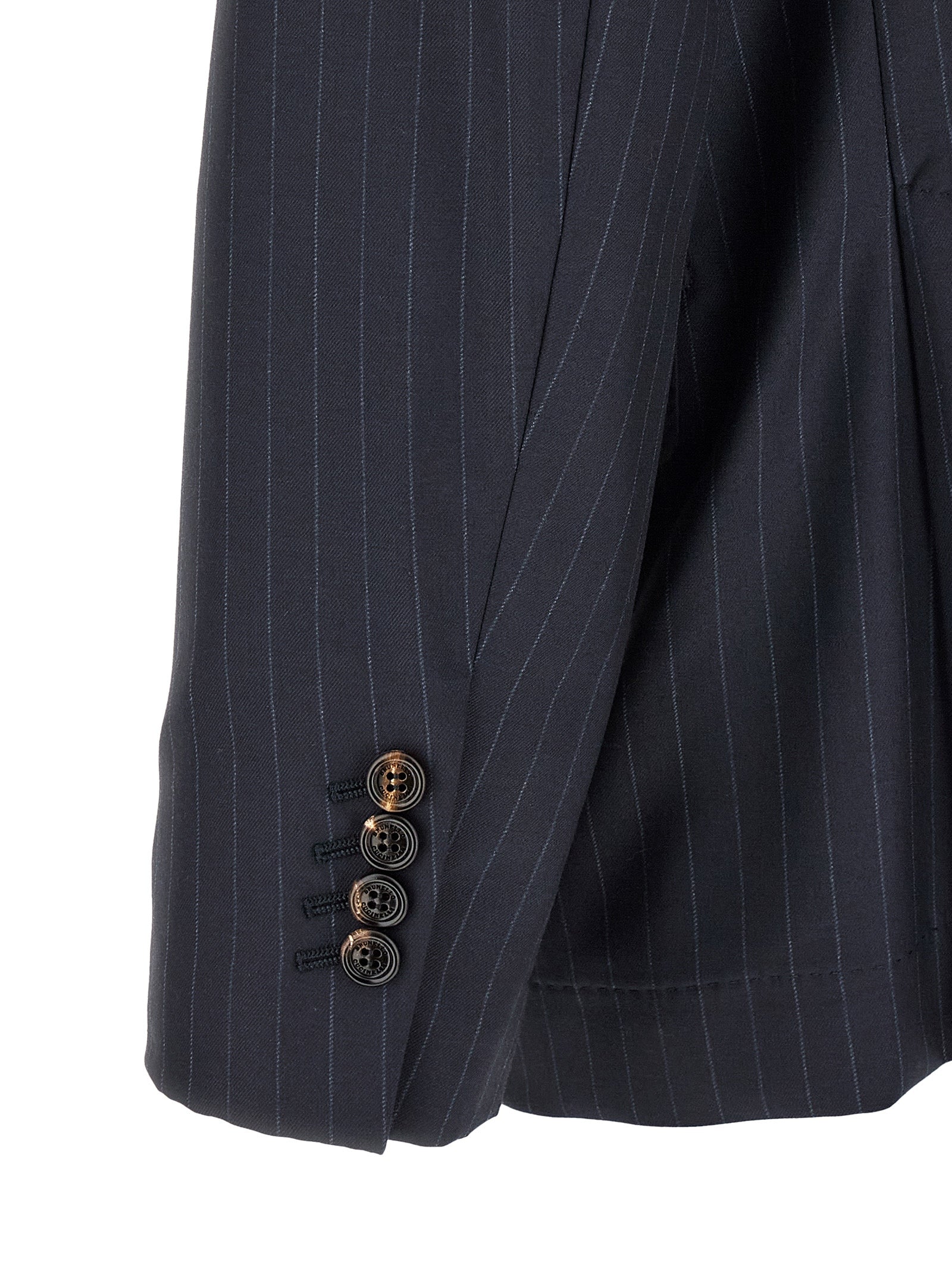 This Blazer by Brunello Cucinelli for men in virgin wool blue & horn presents a tailored silhouette, meticulously tailored with a tailored and distinctive for a tailored finish.
