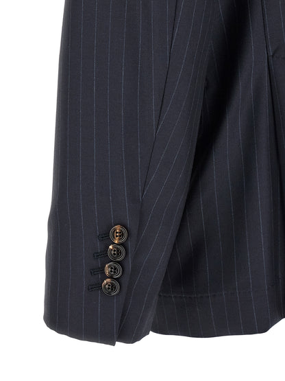 This Blazer by Brunello Cucinelli for men in virgin wool blue & horn presents a tailored silhouette, meticulously tailored with a tailored and distinctive for a tailored finish.