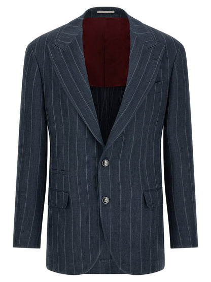 This Blazer by Brunello Cucinelli for men in silk & hemp blue & chevron presents a tailored silhouette, meticulously tailored with a tailored and distinctive for a tailored finish.