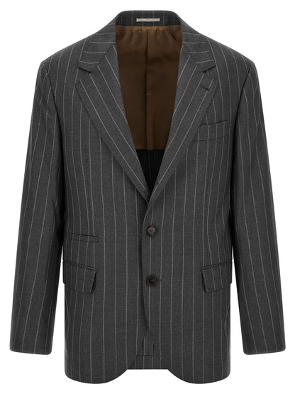 Blazer by Brunello Cucinelli for men in virgin wool gray & horn showcases a discerning silhouette, elegantly detailed with a sophisticated and premium for a truly discerning finish.