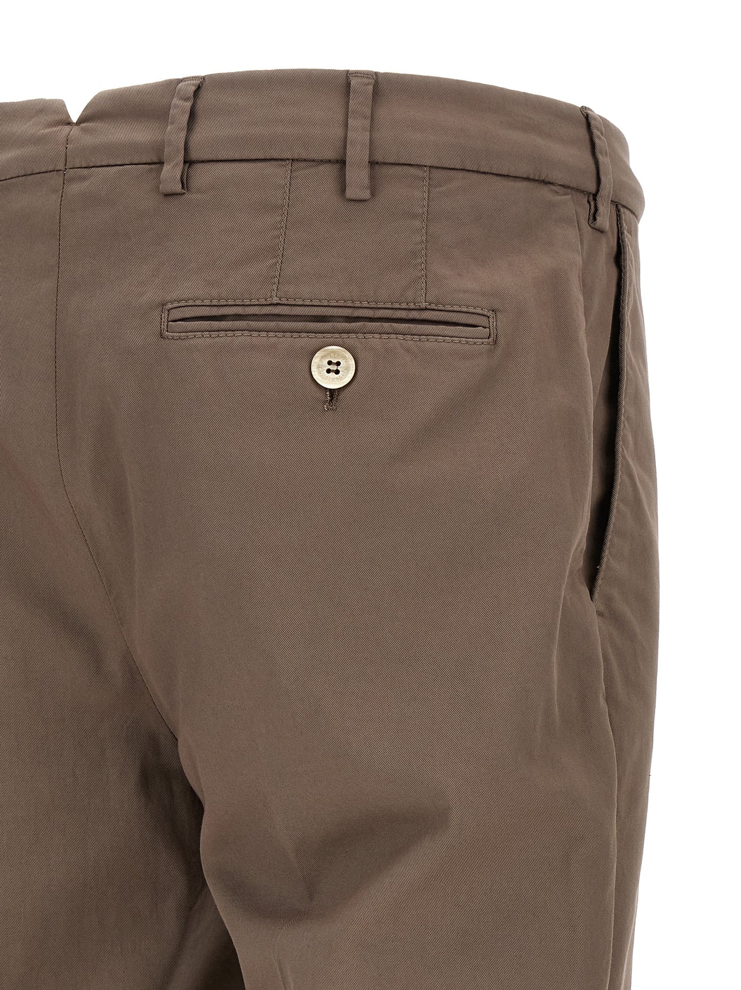 Trousers by Brunello Cucinelli for men in stretch cotton beige presents a perennial silhouette, meticulously tailored with a regular-fit cut, long finish, and an elegant .