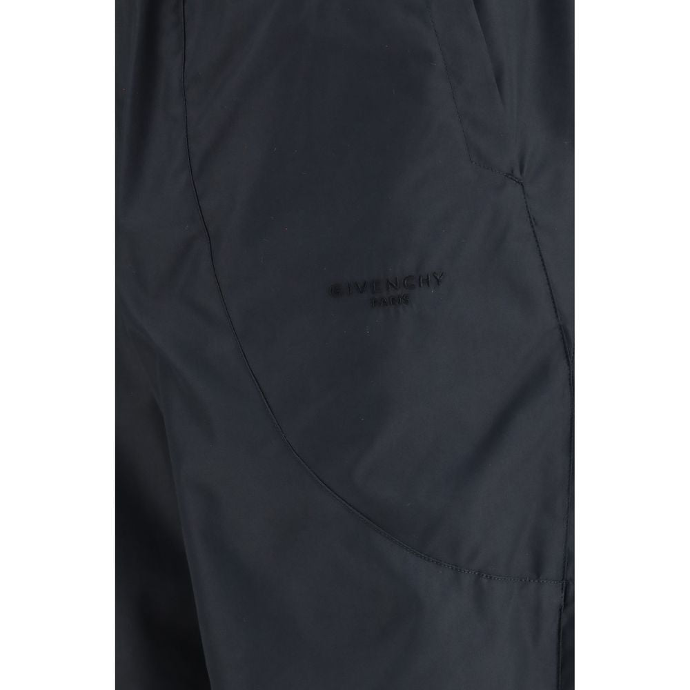 Joggers by Givenchy for men in cotton polyester black & signature features an sophisticated and relaxed-fit & regular-fit with a precise long, creating a sophisticated and sophisticated silhouette.