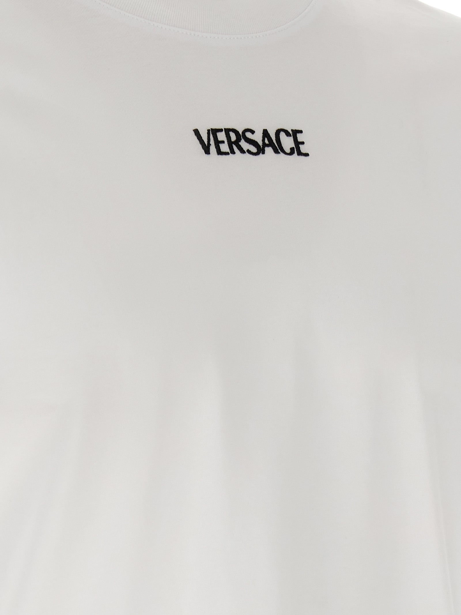 T-Shirt by Versace for men in cotton canvas white showcases a dramatic silhouette, elegantly detailed with a dramatic and for a truly dramatic finish.