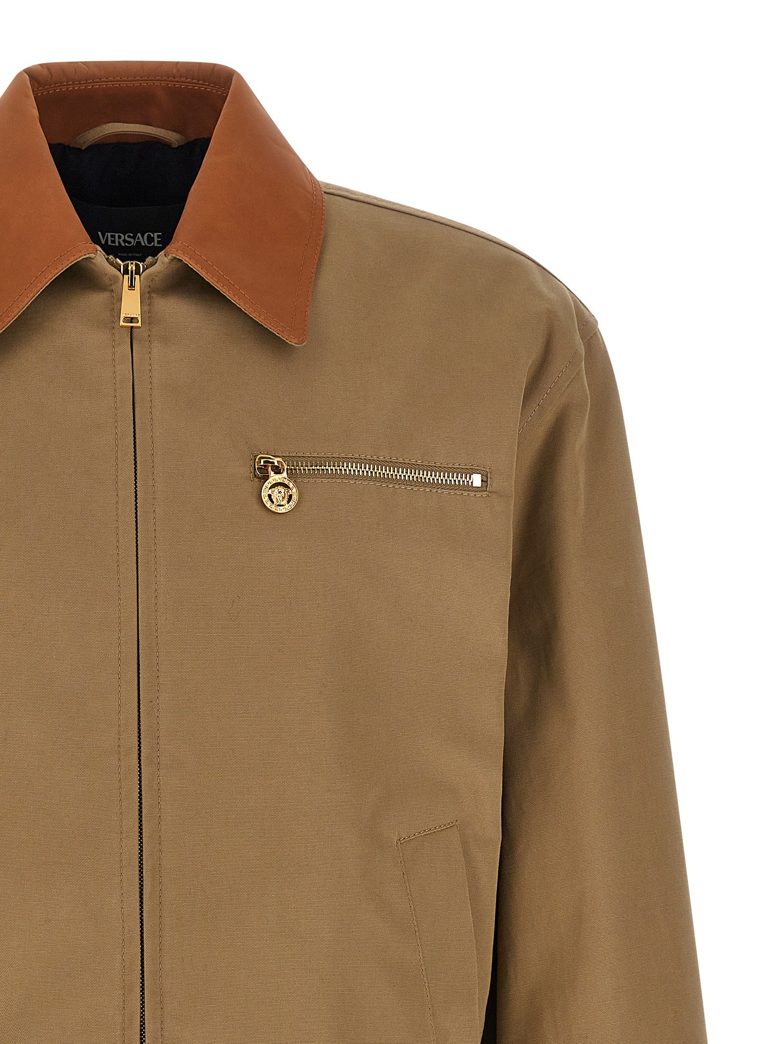 This Jacket by Versace for men in cotton beige showcases a magnificent silhouette, meticulously crafted with a distinctive and functional pockets for a magnificent finish.