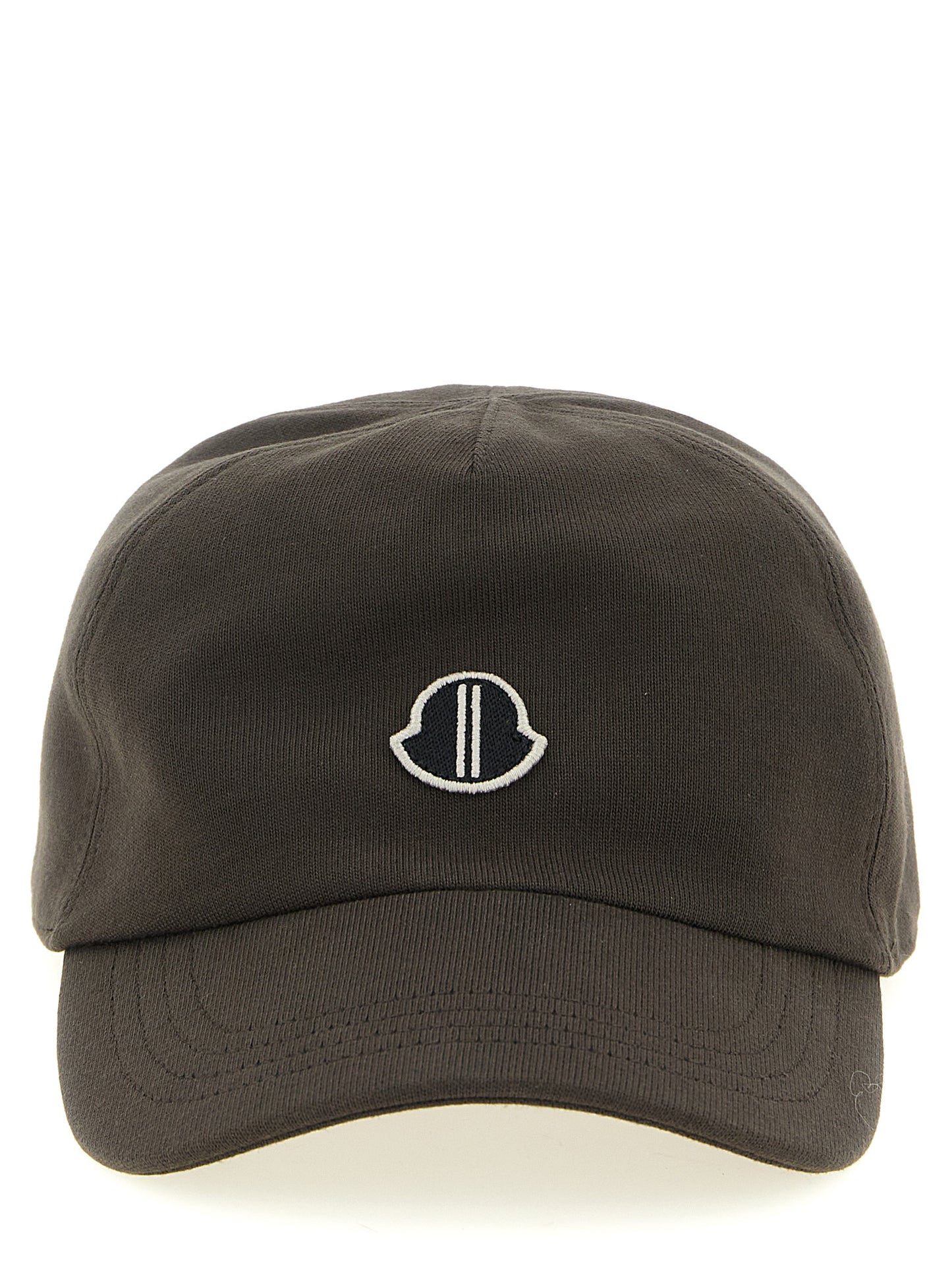 This Baseball Cap by Rick Owens for men in cotton brown presents a distinguished silhouette, meticulously showcasing the signature aesthetic and high-end profile of the Cotton Baseball Cap.
