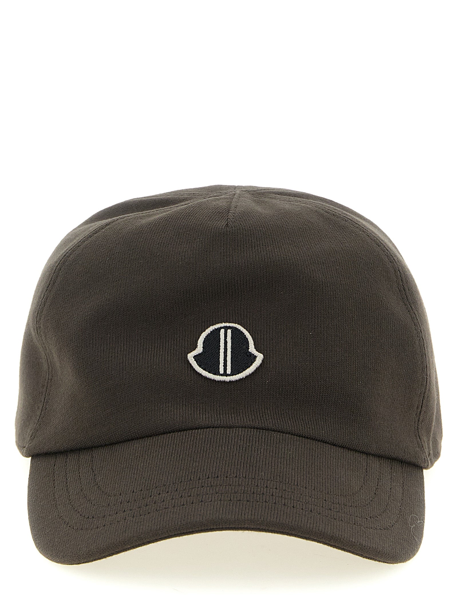 This Baseball Cap by Rick Owens for men in cotton brown presents a distinguished silhouette, meticulously showcasing the signature aesthetic and high-end profile of the Cotton Baseball Cap.
