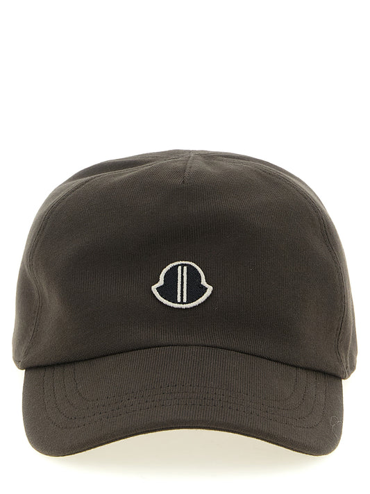 This Baseball Cap by Rick Owens for men in cotton brown presents a distinguished silhouette, meticulously showcasing the signature aesthetic and high-end profile of the Cotton Baseball Cap.