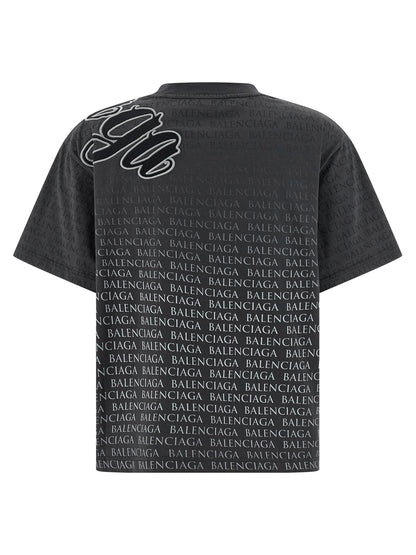 T-Shirt by Balenciaga for women in cotton gradient, black & print features an on trend silhouette, perfectly showcasing a on trend and for an elevated aesthetic.