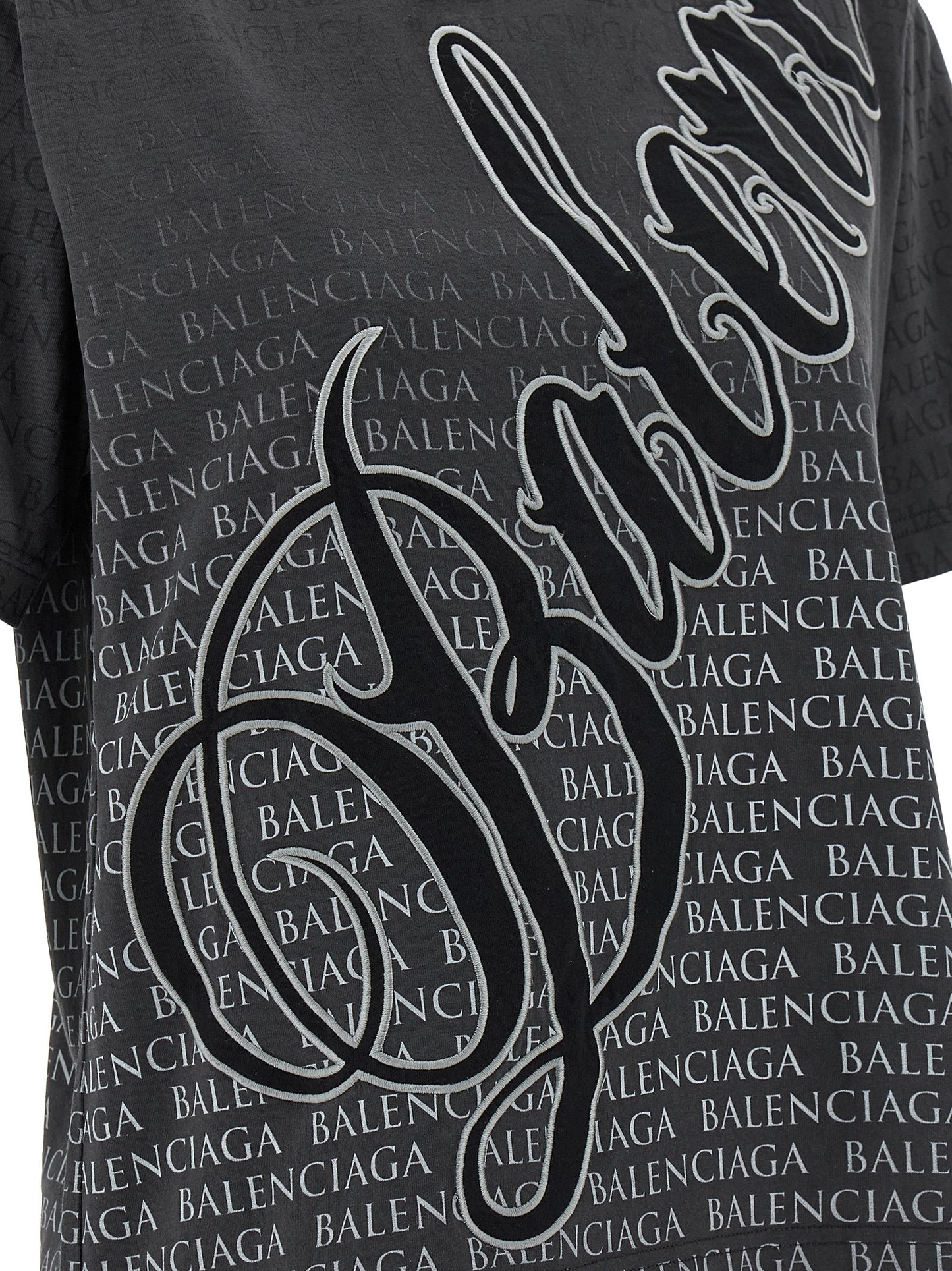 T-Shirt by Balenciaga for women in cotton gradient, black & print features a plush silhouette, showcasing a sophisticated and for a truly plush finish.