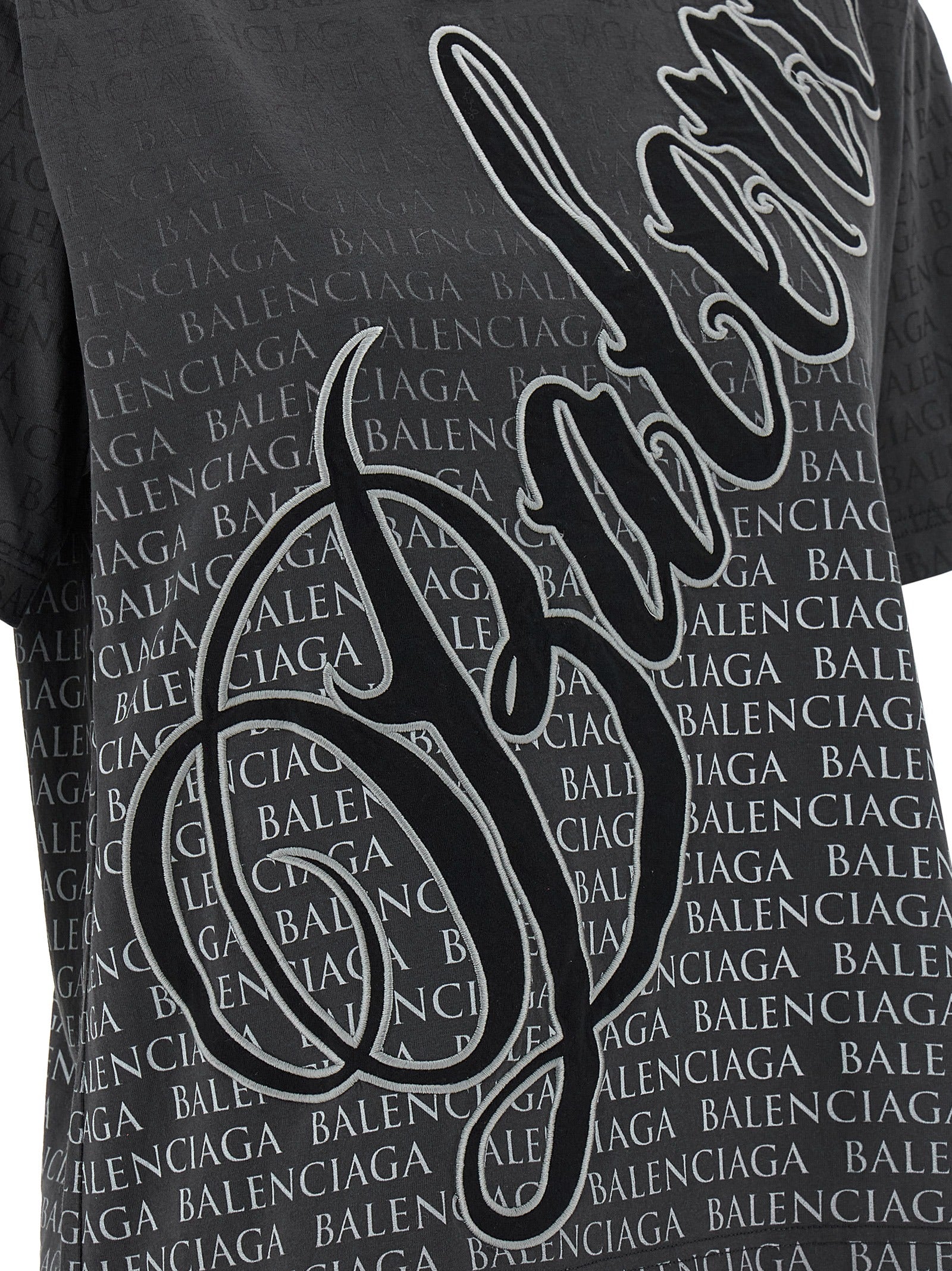 T-Shirt by Balenciaga for women in cotton gradient, black & print features a plush silhouette, showcasing a sophisticated and for a truly plush finish.
