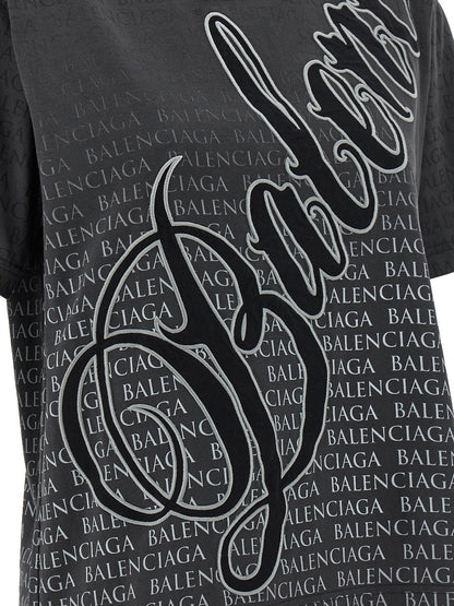 T-Shirt by Balenciaga for women in cotton gradient, black & print features a plush silhouette, showcasing a sophisticated and for a truly plush finish.