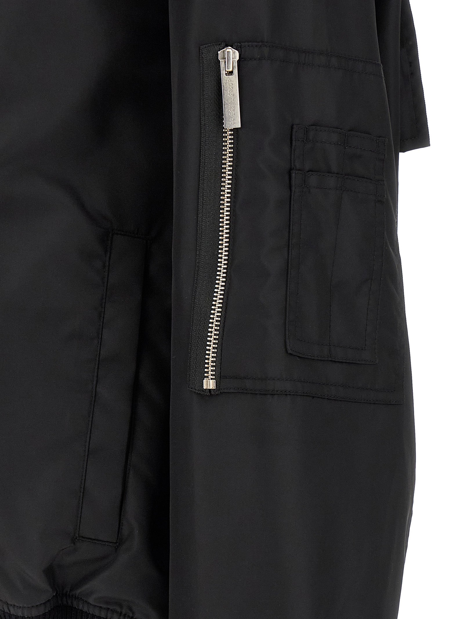 This Bomber Jacket by 44 Label Group for men in polyamide satin black & print exhibits a edgy silhouette, meticulously detailed with functional and a edgy for a edgy finish.