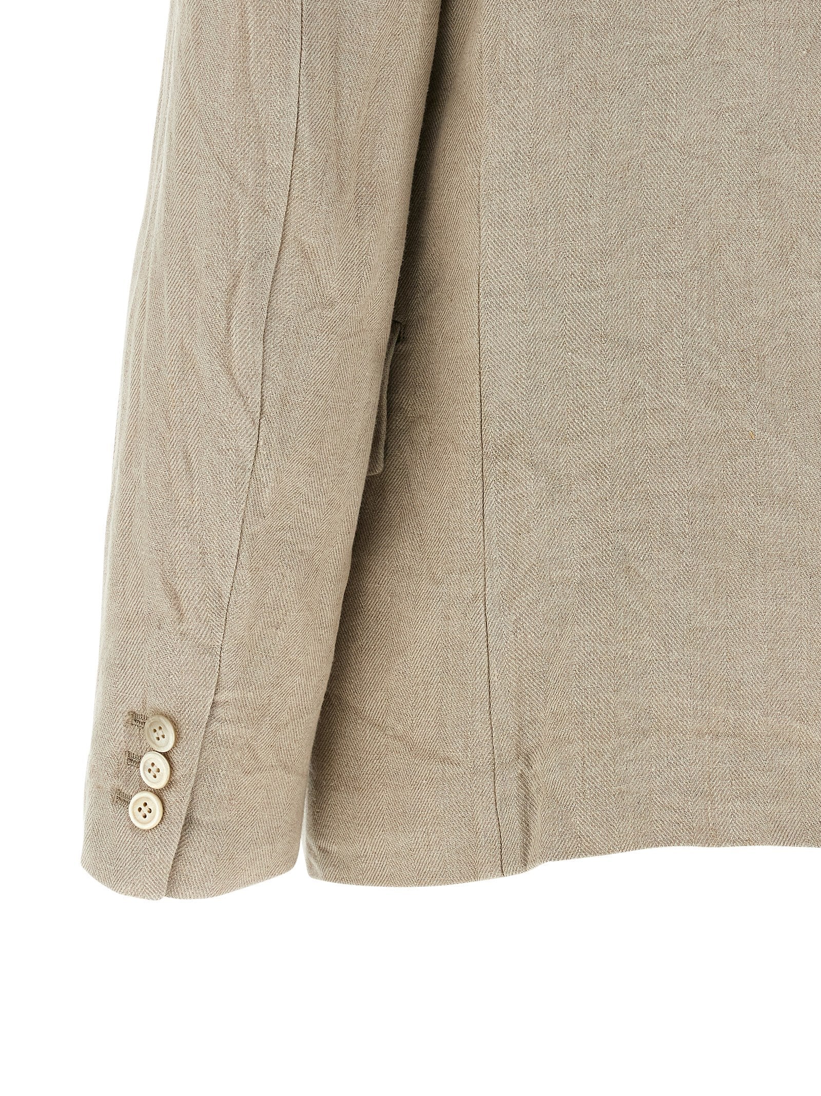 This Blazer by Comme Des Garçons for women in linen & cotton beige & chevron presents a tailored silhouette, meticulously tailored with a tailored lapel neckline and distinctive for a tailored finish.