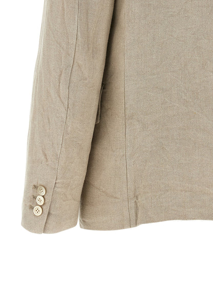 This Blazer by Comme Des Garçons for women in linen & cotton beige & chevron presents a tailored silhouette, meticulously tailored with a tailored lapel neckline and distinctive for a tailored finish.