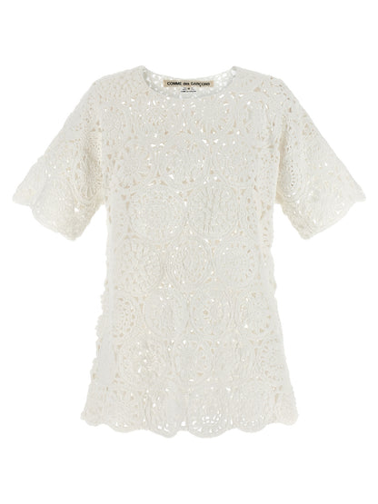 T-Shirt by Comme Des Garçons for women in cotton white showcases a dramatic silhouette, elegantly detailed with a dramatic asymmetric neckline and short-sleeve for a truly dramatic finish.