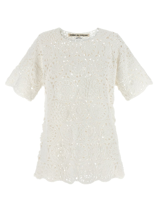 T-Shirt by Comme Des Garçons for women in cotton white showcases a dramatic silhouette, elegantly detailed with a dramatic asymmetric neckline and short-sleeve for a truly dramatic finish.