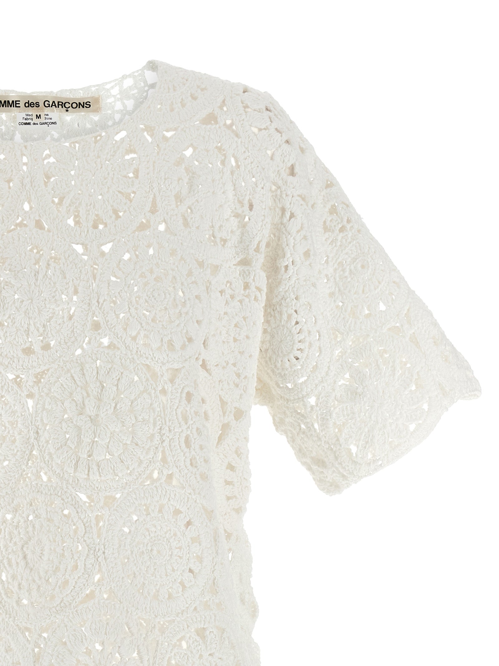 T-Shirt by Comme Des Garçons for women in cotton white showcases a dramatic silhouette, elegantly detailed with a dramatic asymmetric neckline and for a truly dramatic finish.