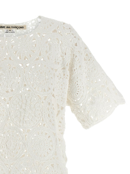 T-Shirt by Comme Des Garçons for women in cotton white showcases a dramatic silhouette, elegantly detailed with a dramatic asymmetric neckline and for a truly dramatic finish.