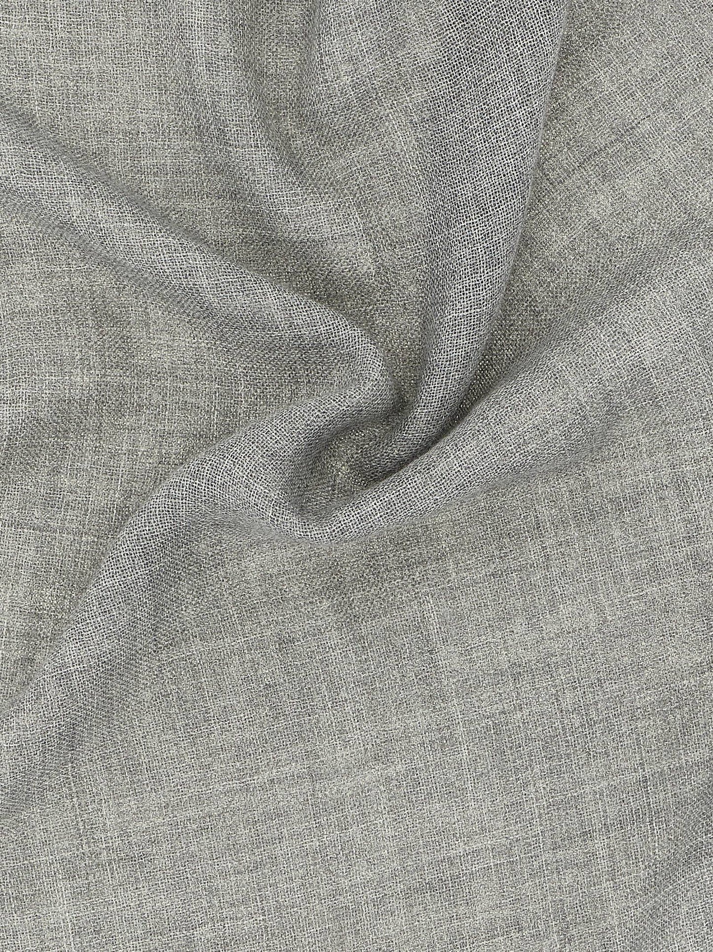 Scarf by Brunello Cucinelli for men in virgin wool & silk gray presents a cosy silhouette, artfully capturing the sophisticated design and premium aesthetic of the Virgin Wool & Silk Scarf.