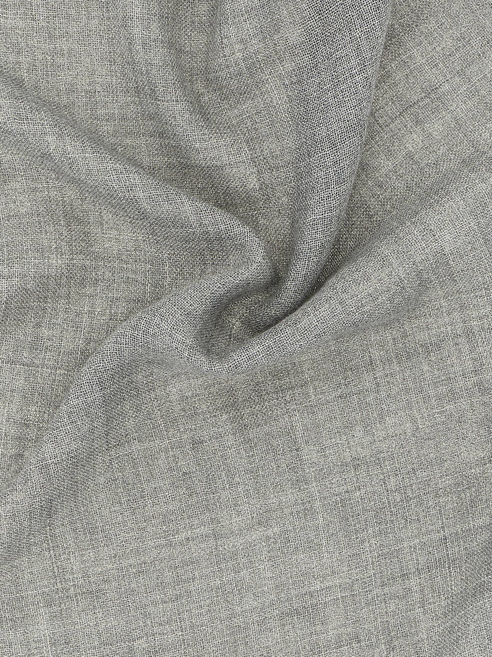 Scarf by Brunello Cucinelli for men in virgin wool & silk gray presents a cosy silhouette, artfully capturing the sophisticated design and premium aesthetic of the Virgin Wool & Silk Scarf.