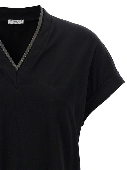 T-Shirt by Brunello Cucinelli for women in stretch cotton black & signature showcases a chic silhouette, artfully detailed with a chic v-neck neckline and for a chic finish.