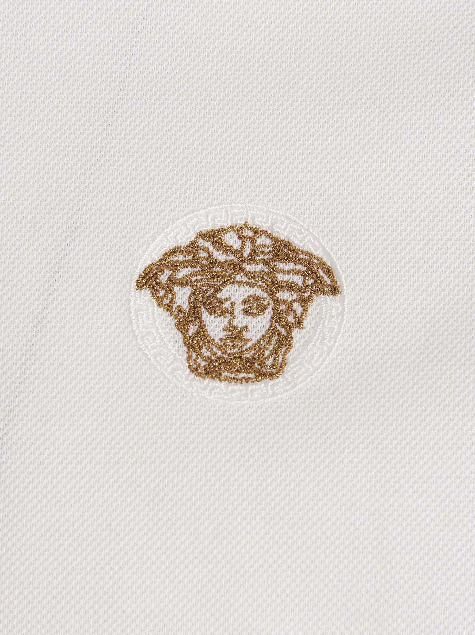 This Polo Shirt by Versace for men in cotton white & signature presents a flawless silhouette, showcasing flawless detailing and a refined for a truly flawless aesthetic.