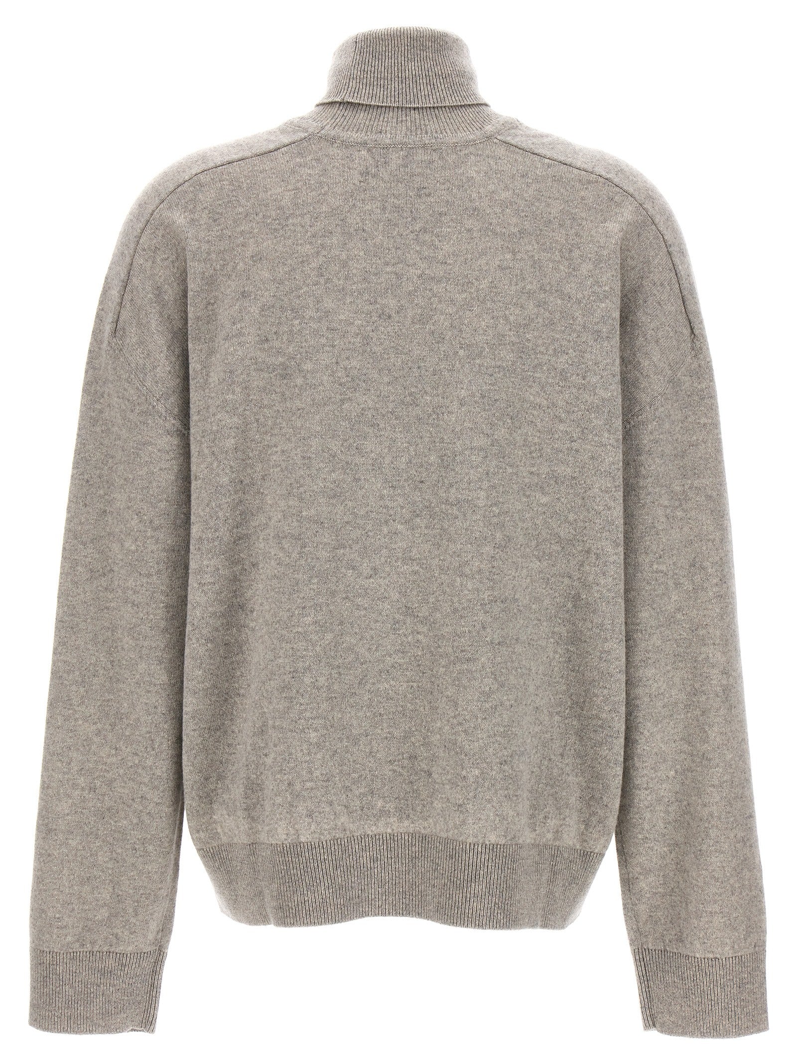 Cardigan by Armarium for women in cashmere gray showcases a luxurious silhouette, meticulously detailed with a sophisticated and for a refined finish.