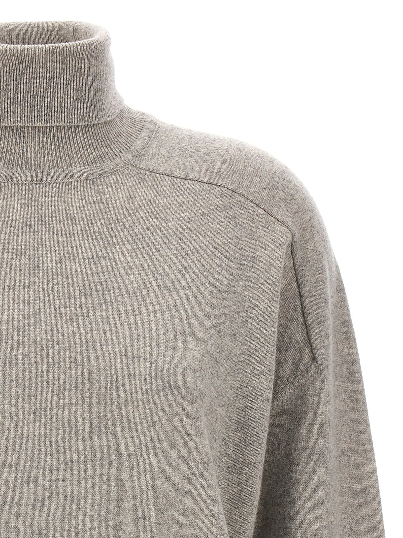 Cardigan by Armarium for women in cashmere gray features an crisp silhouette, showcasing a sophisticated and detail for a truly crisp finish.