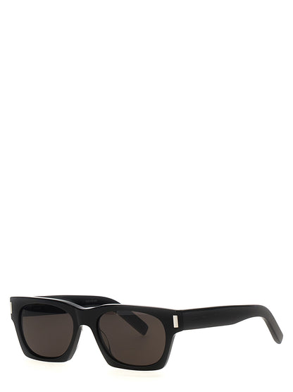 This Sunglasses by Saint Laurent for men in wool black presents a sumptuous silhouette, showcasing a sumptuous in black coloured frame and high-performance .