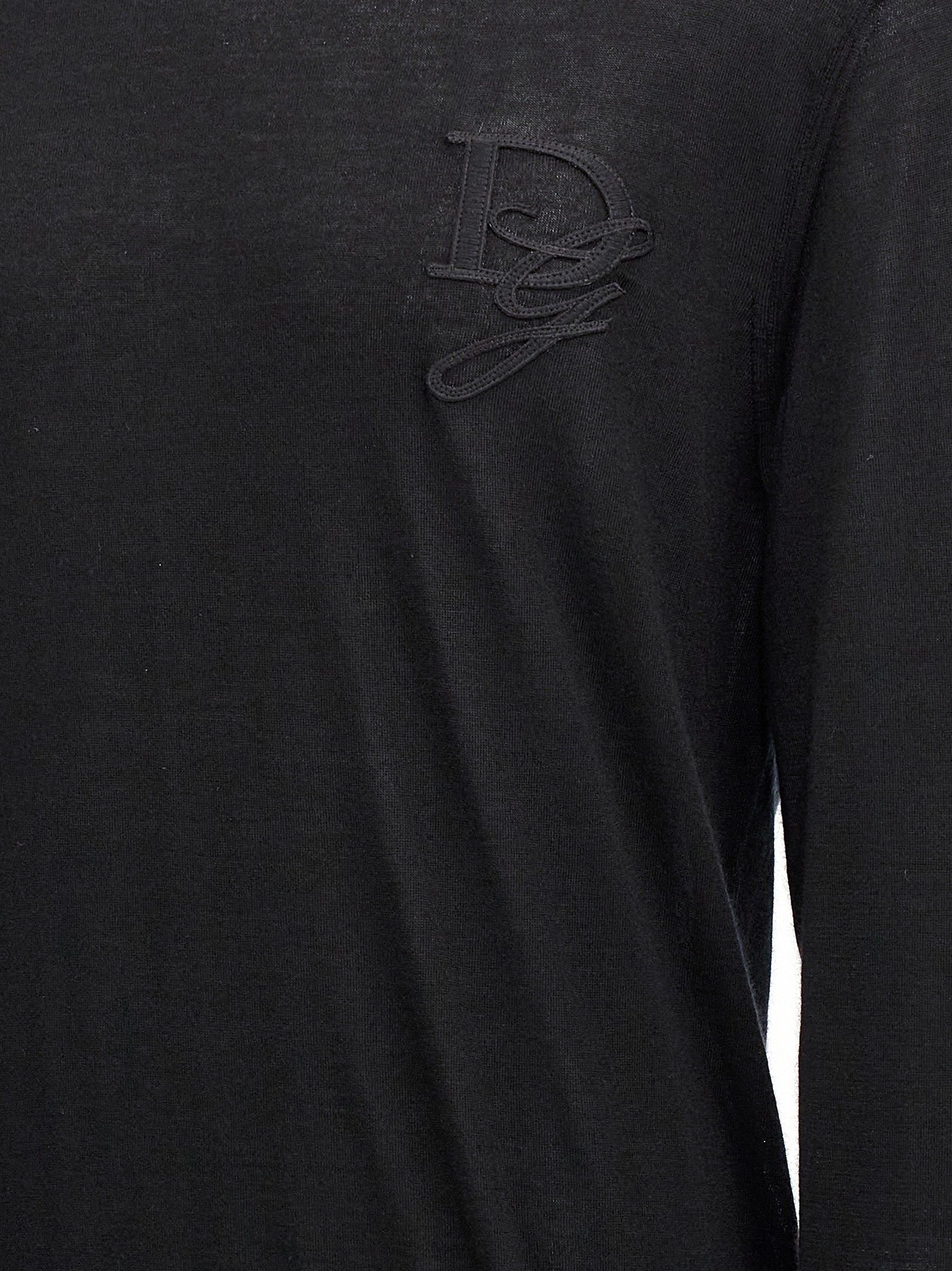 Cardigan by Dolce & Gabbana for men in cashmere black showcases a luxurious silhouette, meticulously detailed with a sophisticated and for a refined finish.