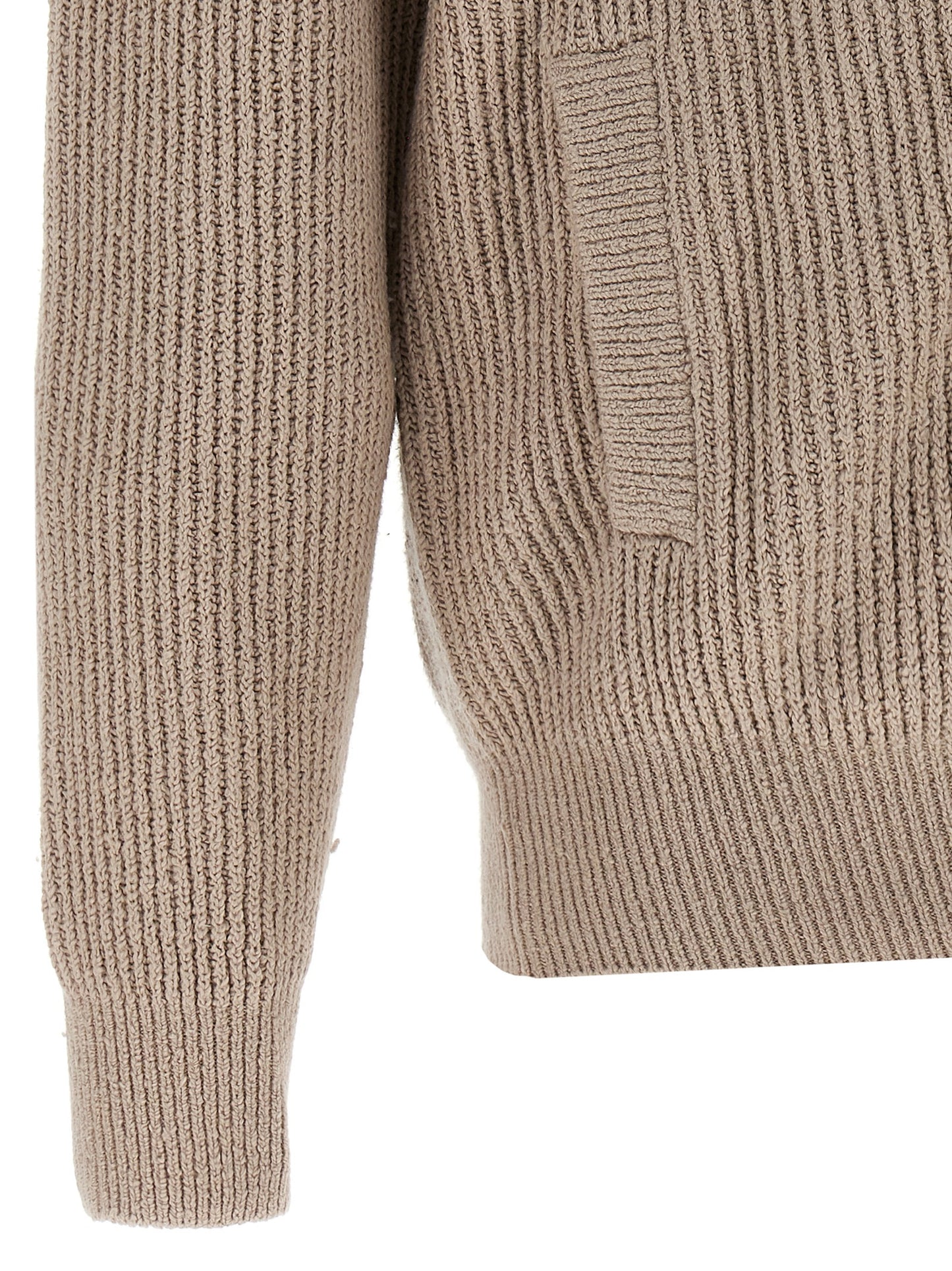 Cardigan by Brunello Cucinelli for men in cotton beige showcases a luxurious silhouette, meticulously detailed with a sophisticated and for a refined finish.