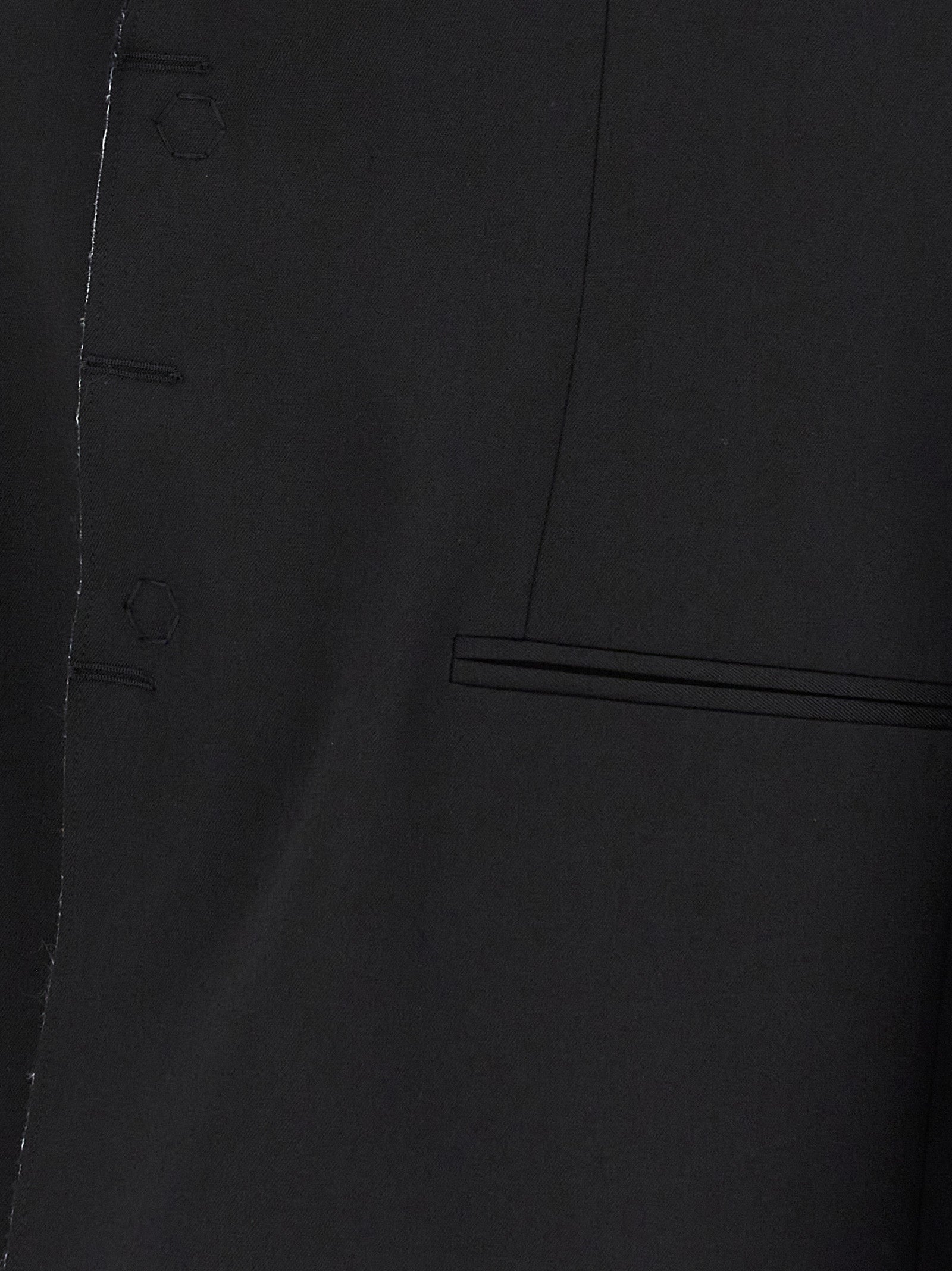 This Blazer by MM6 Maison Margiela for men in polyester & virgin wool black & white presents a tailored silhouette, meticulously tailored with a tailored and distinctive for a tailored finish.