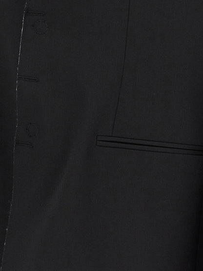This Blazer by MM6 Maison Margiela for men in polyester & virgin wool black & white presents a tailored silhouette, meticulously tailored with a tailored and distinctive for a tailored finish.