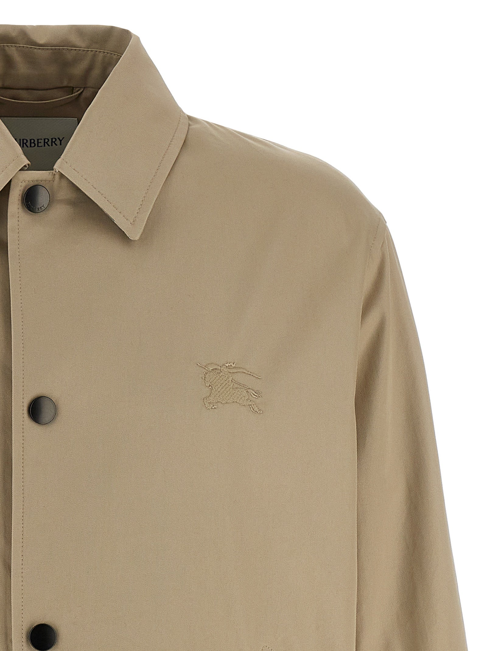 Overcoat by Burberry for men in cotton beige showcases a enveloping silhouette, detailed with distinctive water-resistant & pockets and a enveloping shirt-collar neckline.