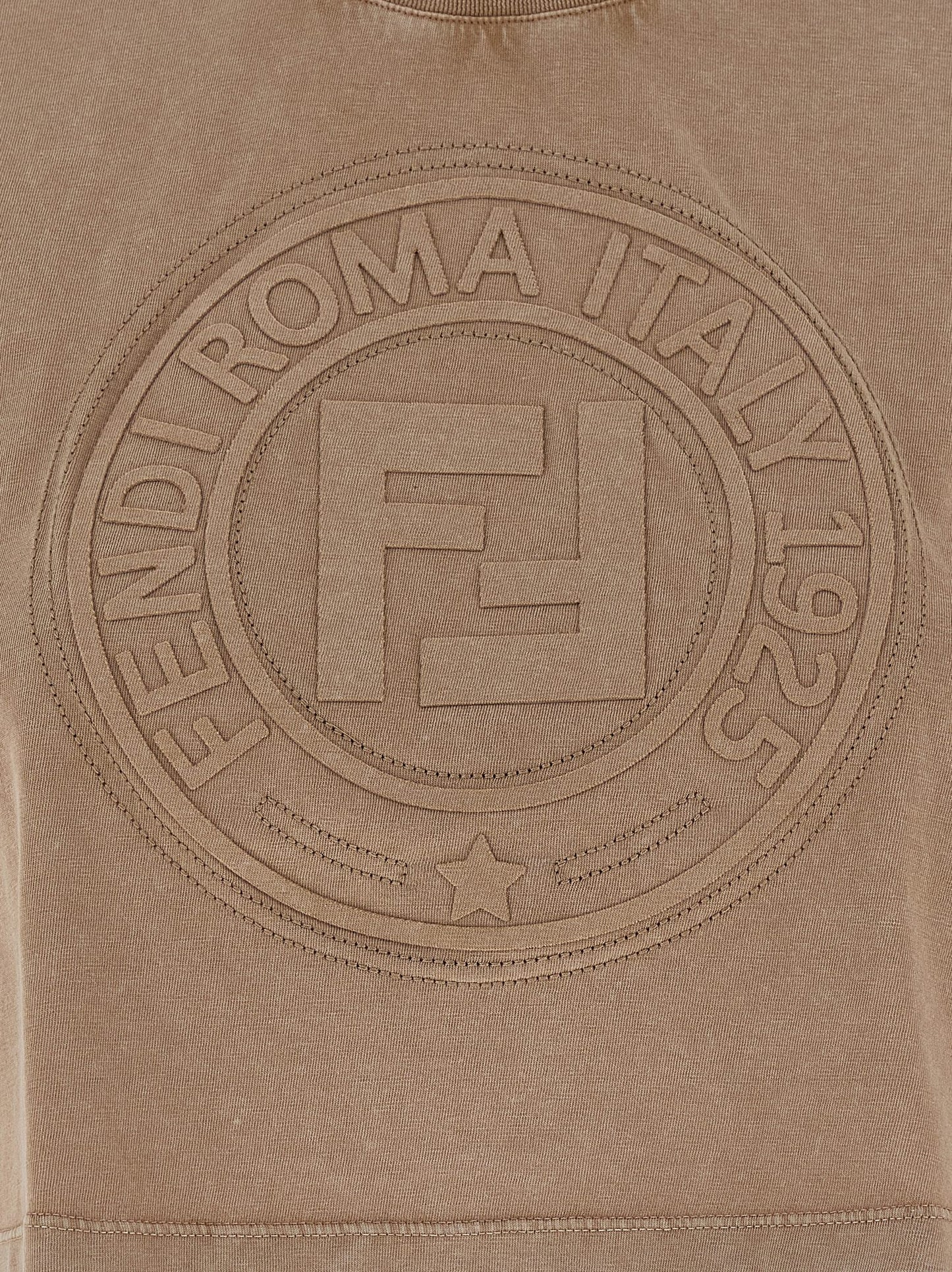 T-Shirt by Fendi for women in cotton brown showcases a unassuming silhouette, artfully detailed with a refined and unassuming for a sophisticated, contemporary look.