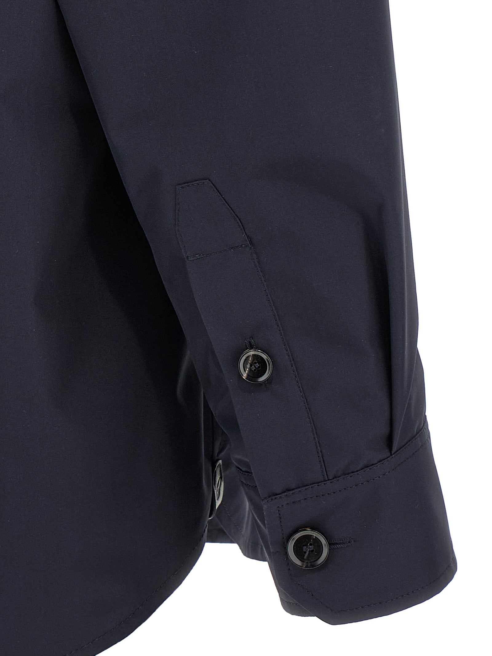 This Jacket by Brioni for men in silk blue showcases a magnificent silhouette, meticulously crafted with a distinctive and functional pockets for a magnificent finish.