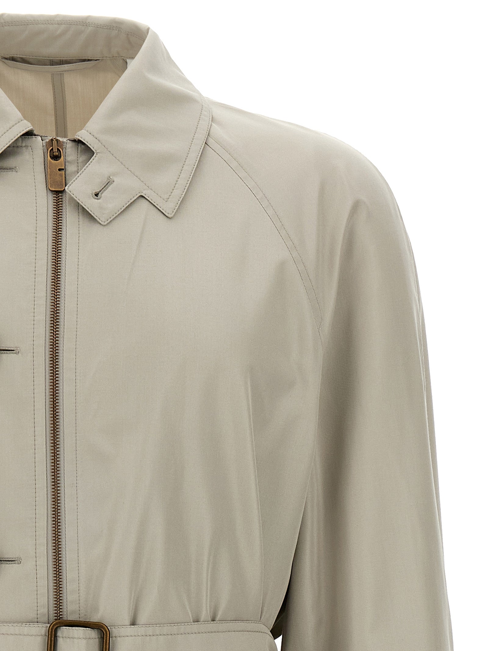 Overcoat by Burberry for men in silk satin gray showcases a enveloping silhouette, detailed with distinctive pockets and a enveloping split neckline.