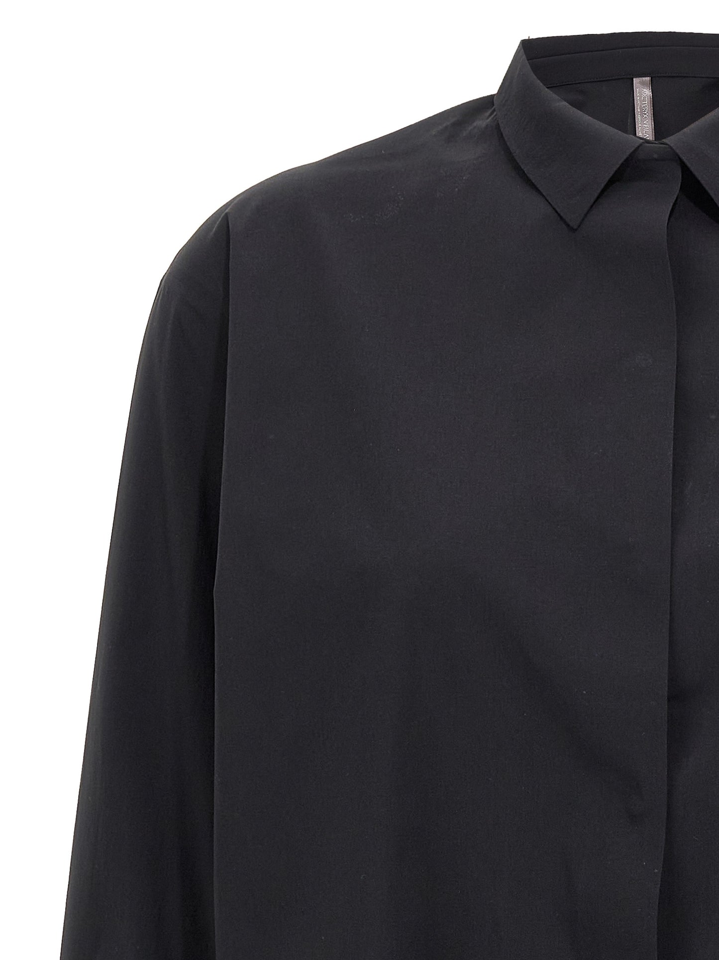 Blouse by Arc'teryx Veilance for women in stretch nylon black showcases a sharp silhouette, elegantly detailed with a sharp and sharp .