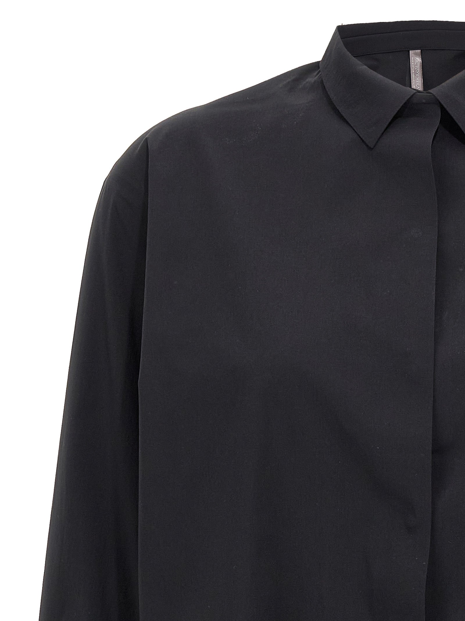 Blouse by Arc'teryx Veilance for women in stretch nylon black showcases a sharp silhouette, elegantly detailed with a sharp and sharp .