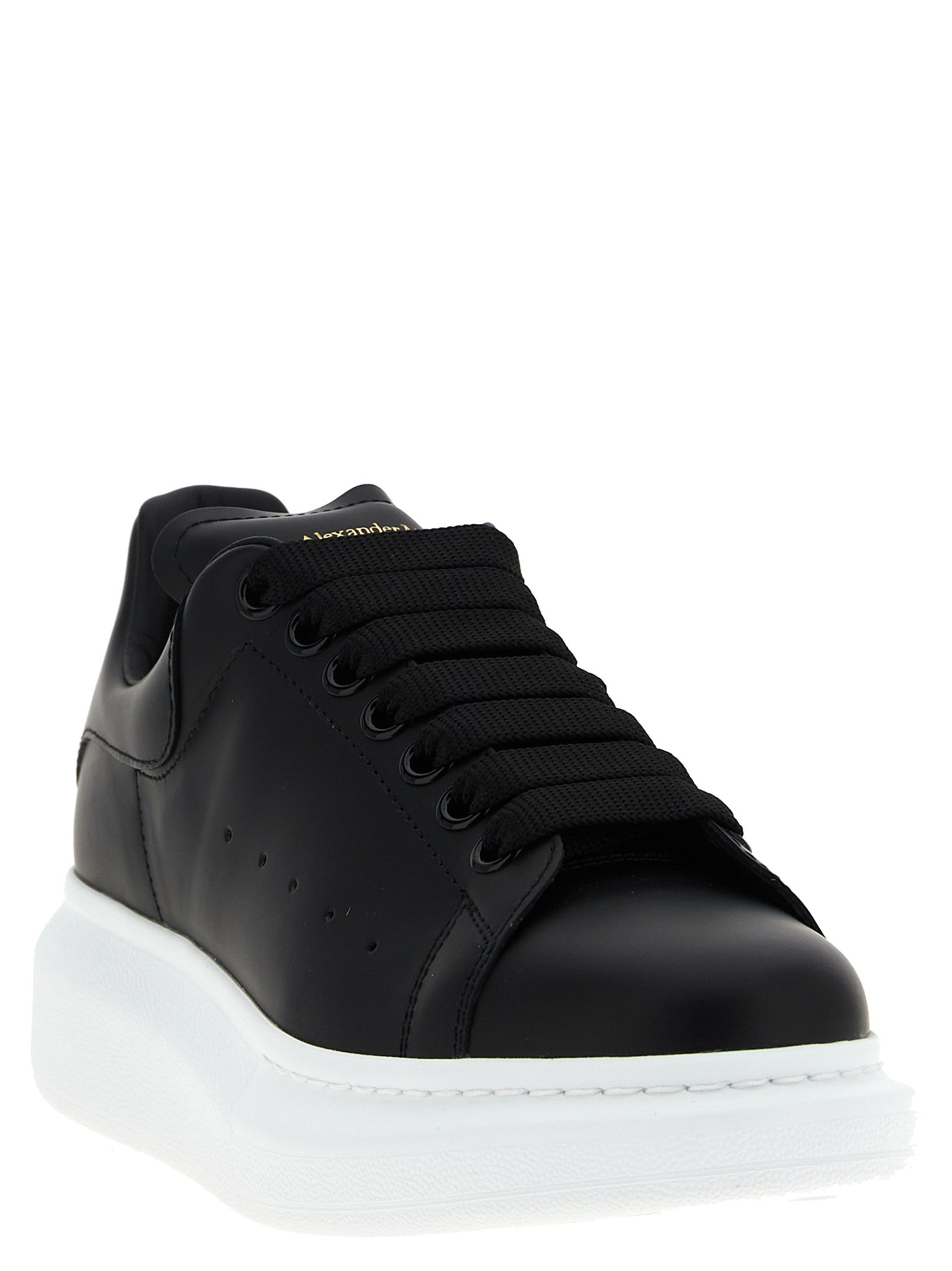 Sneakers by Alexander McQueen for women in bos taurus leather bicolour, black & white features a chic design, perfectly showcasing the chic low-top style of this Women's Low Top Bos Taurus Leather Sneakers.