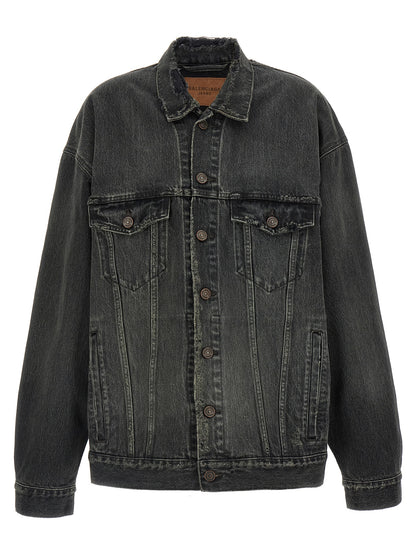 This Trucker Jacket by Balenciaga for women in vinyl & denim cotton gray & print exhibits a edgy silhouette, meticulously detailed with functional pockets and a edgy for a edgy finish.