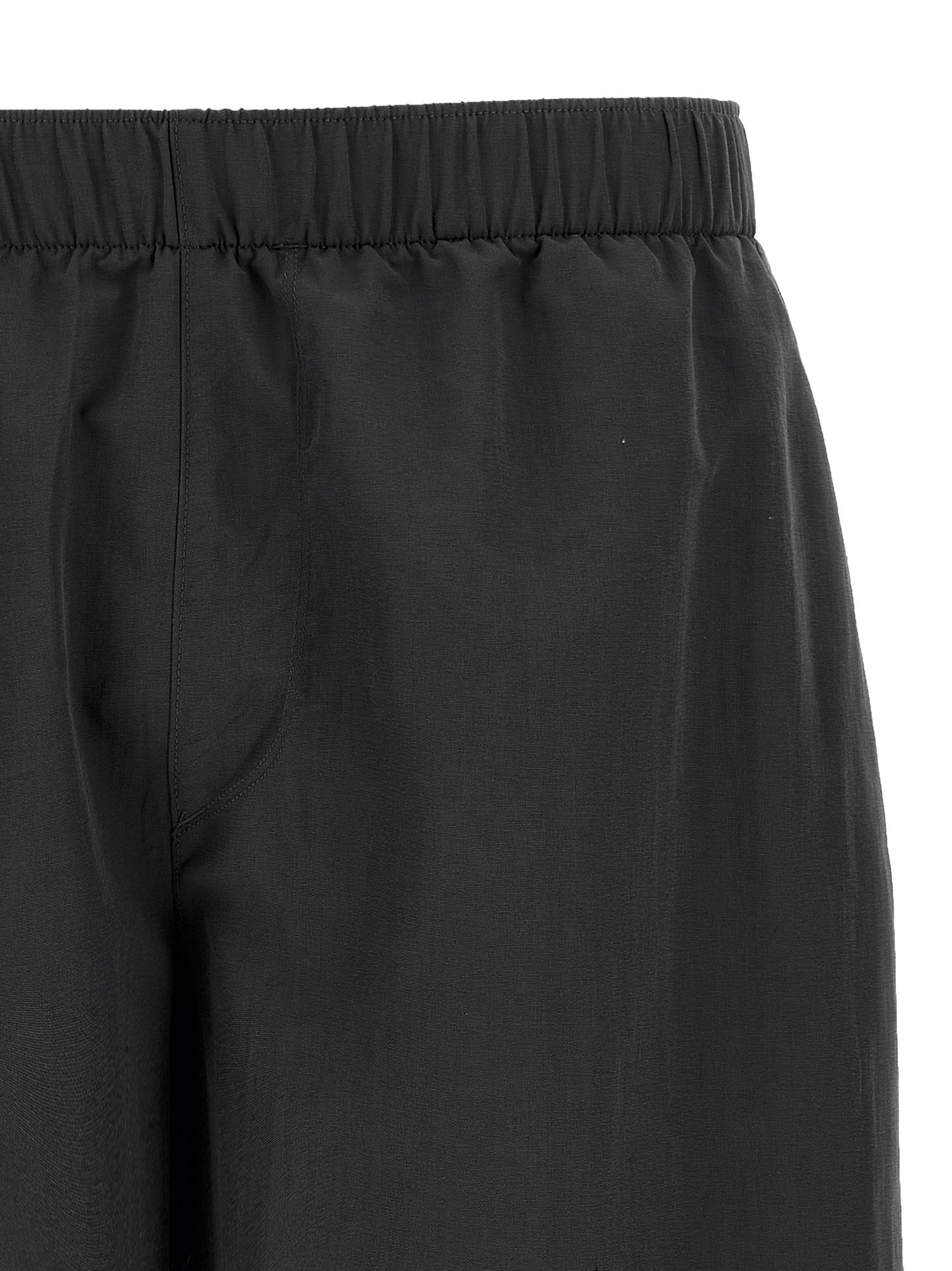 Activewear Shorts by The North Face for men in nylon bicolour, black, white & print features an versatile with mesh-panels, presenting a versatile short and designed for a versatile look.